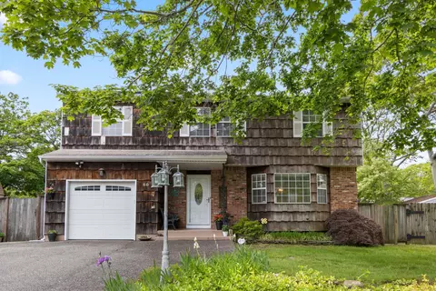 60 Heston Rd, Shirley, NY 11967