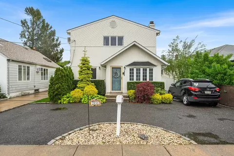 2933 Marlborough Rd, Oceanside, NY 11572