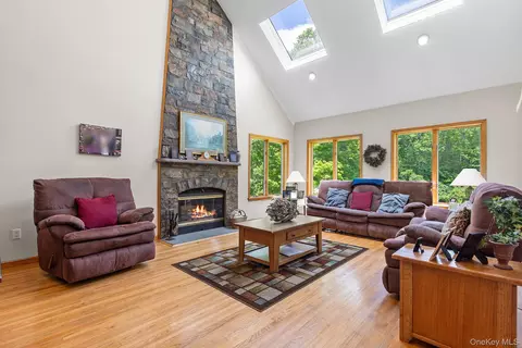 50 Stallion Trl, Southeast, NY 10509