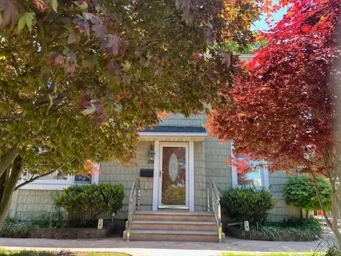 111 Raff Ave, North Hempstead, NY 11501