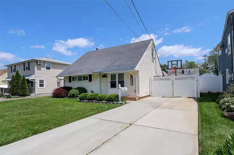 820 Mirabelle Ave, Westbury, NY 11590