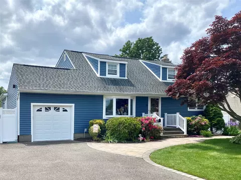 6 Willow Dr, Massapequa Park, NY 11762