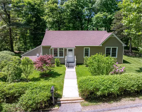 6 Knolls Rd, Poughkeepsie, NY 12601