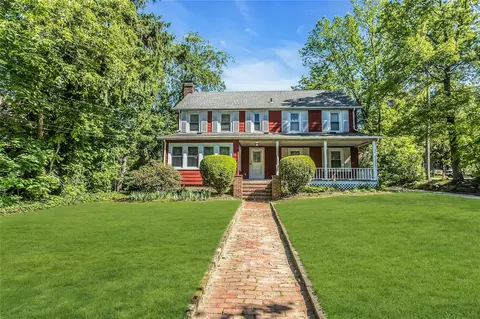 21 Elm Ave, Glen Cove, NY 11542