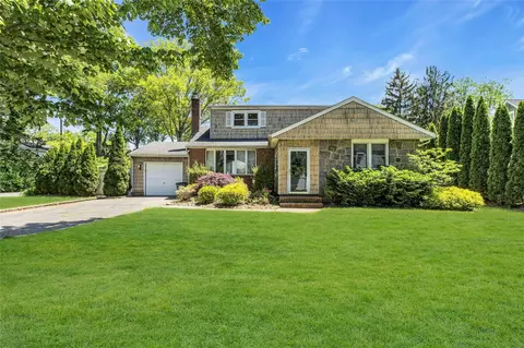 4 Lowell Ave, Greenlawn, NY 11740