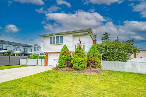 50 W Hampton Rd, Lindenhurst, NY 11757