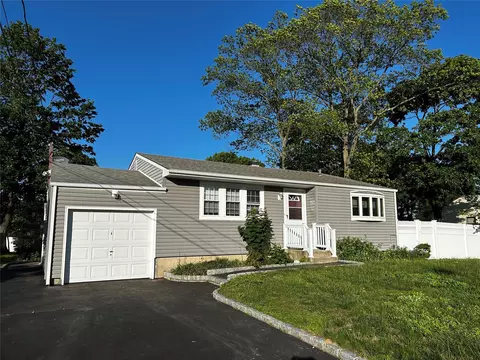 889 Lafayette Ave, Bohemia, NY 11716