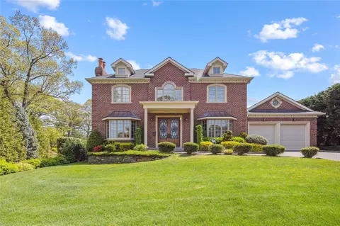 16 Winchester Dr, North Hempstead, NY 11030