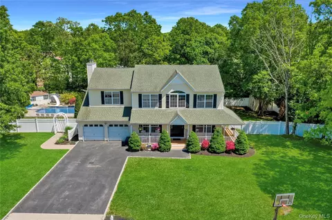 21 Savanna Cir, Mount Sinai, NY 11766