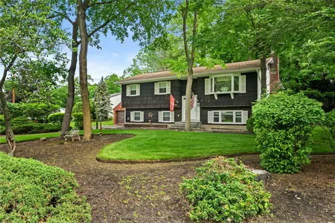 907 Stockton Rd, Clarkstown, NY 10989