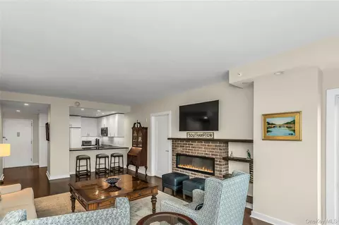 433 Main St #203, North Hempstead, NY 11050