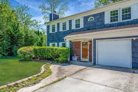 4 Hillcrest Ln, Ridge, NY 11961
