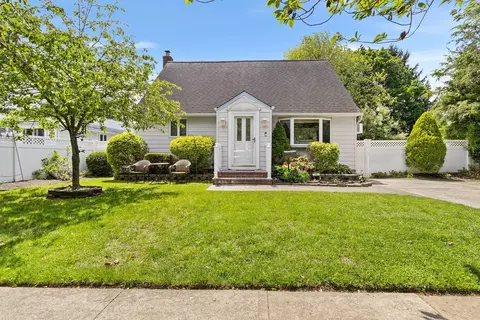 6 Cinque Dr, Farmingdale, NY 11735