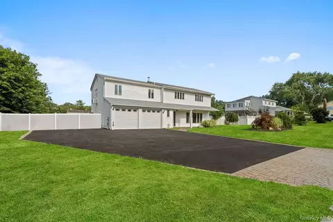 35 Thomas St, Coram, NY 11727