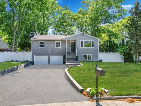 13 Friendly Rd, Smithtown, NY 11787