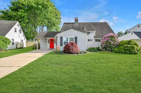 12 Spoke Ln, Levittown, NY 11756