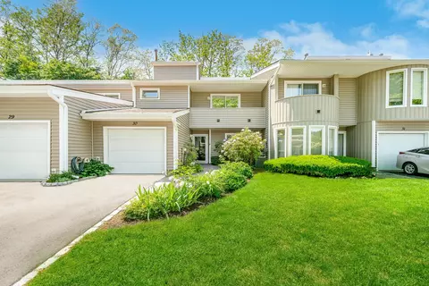 30 Kristin Ln, Hauppauge, NY 11788
