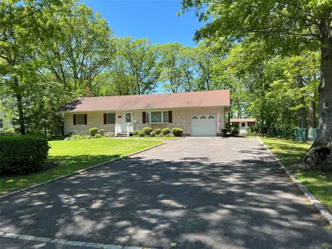 662 Gillette Ave, Bayport, NY 11705
