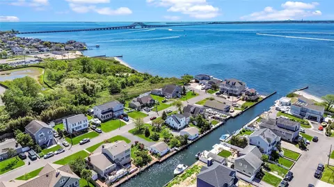 854 E Bay Dr, West Islip, NY 11795