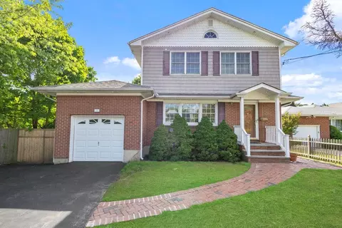 13 Irving Ct, Hicksville, NY 11801
