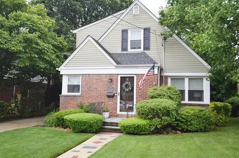 145 Gerard Ave, North Hempstead, NY 11040