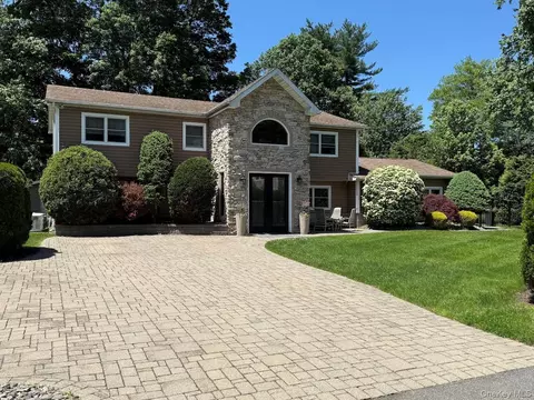 15 Spruce Ct, Clarkstown, NY 10954