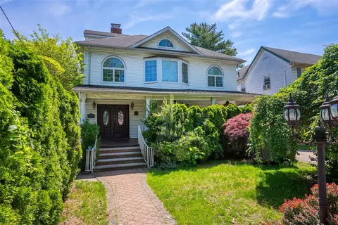 3225 155th St, Flushing, NY 11354