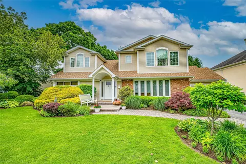 6 Deering Ln, East Rockaway, NY 11518