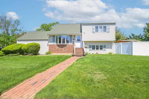 25 Baldwin Ave, Massapequa, NY 11758