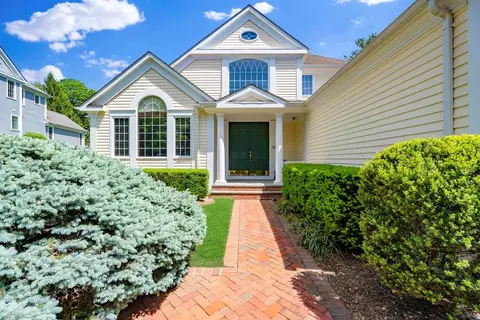 21 Gracewood Dr, North Hempstead, NY 11030