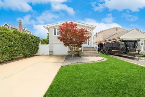 15 W Granada Ave, Lindenhurst, NY 11757