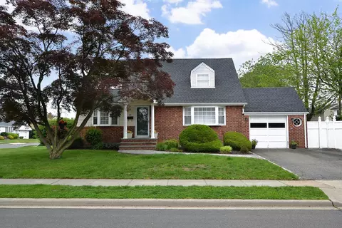 85 Manor St, Plainview, NY 11803