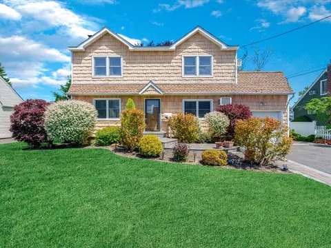 261 N Albany Ave, Massapequa, NY 11758