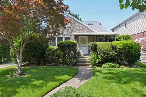 3 Dallas Ave, North Hempstead, NY 11040