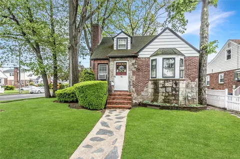 76 Albermarle Ave, Valley Stream, NY 11580