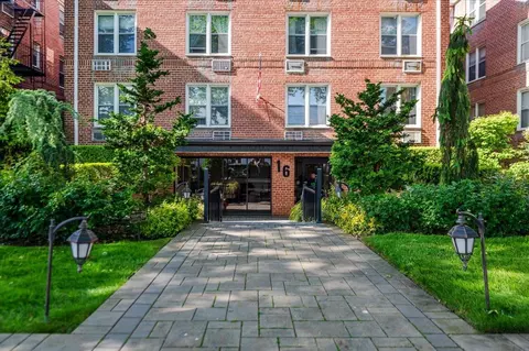 16 Main St #3Y, East Rockaway, NY 11518