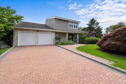 18 Stirrup Ln, Glen Cove, NY 11542