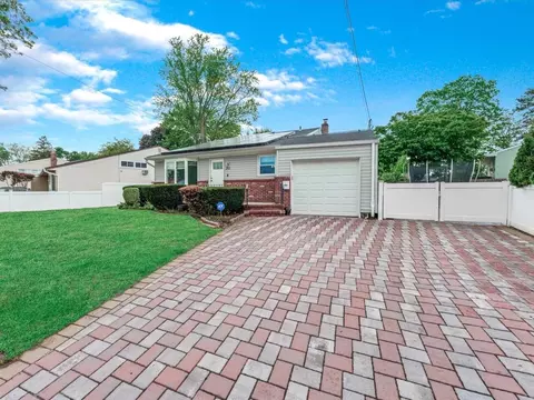 251 Woods Rd, North Babylon, NY 11703