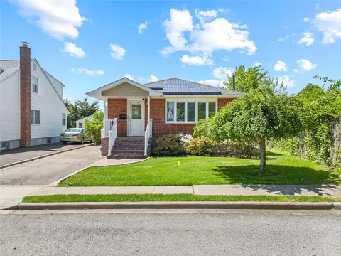 267 10th St, Bethpage, NY 11714