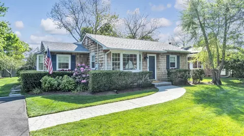 12 Halsey Ave, East Quogue, NY 11942