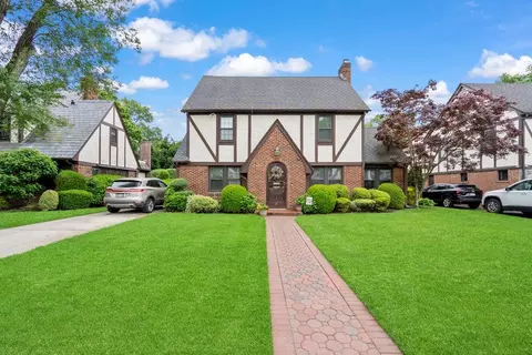 107 Wickham Rd, Garden City, NY 11530