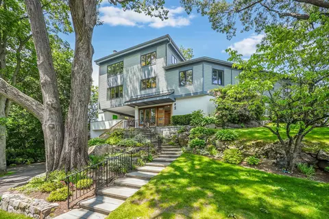 2 Lundy Ln, Larchmont, NY 10538