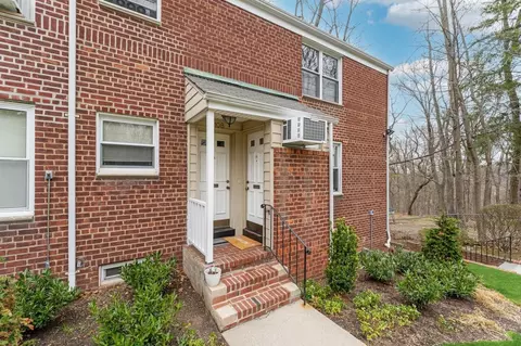 108 Edwards St #A, North Hempstead, NY 11577