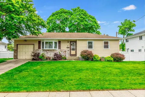 230 Rose St, Copiague, NY 11726