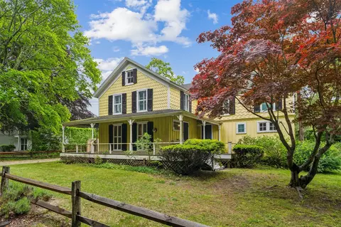 33 Woodbridge Ln, Westhampton Beach, NY 11978