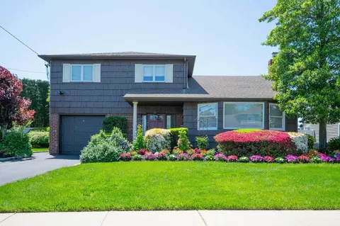 2175 Wantagh Park Dr, Wantagh, NY 11793