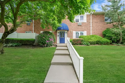 460 Old Town Rd #25N, Port Jefferson Station, NY 11776