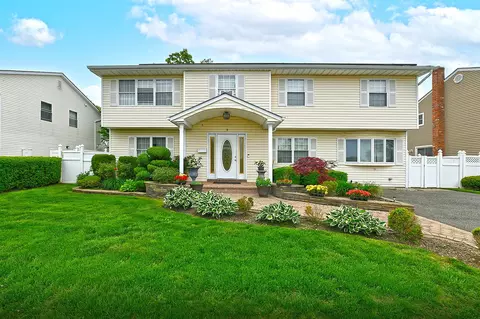 6 Country Ct, Farmingdale, NY 11735