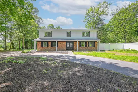 1 Parkhill Ct, Huntington, NY 11743