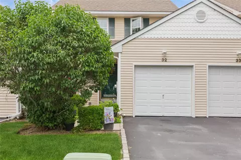 32 Blueberry Cmn, Riverhead, NY 11901